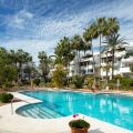 Gerenoveerd stijlvol en modern luxe appartement in chique Marina Puente Romano, Marbella Golden Mile