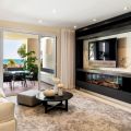Elegante y moderno apartamento con fascinantes vistas al mar en primera línea de playa en Bahía del Velerín, Estepona