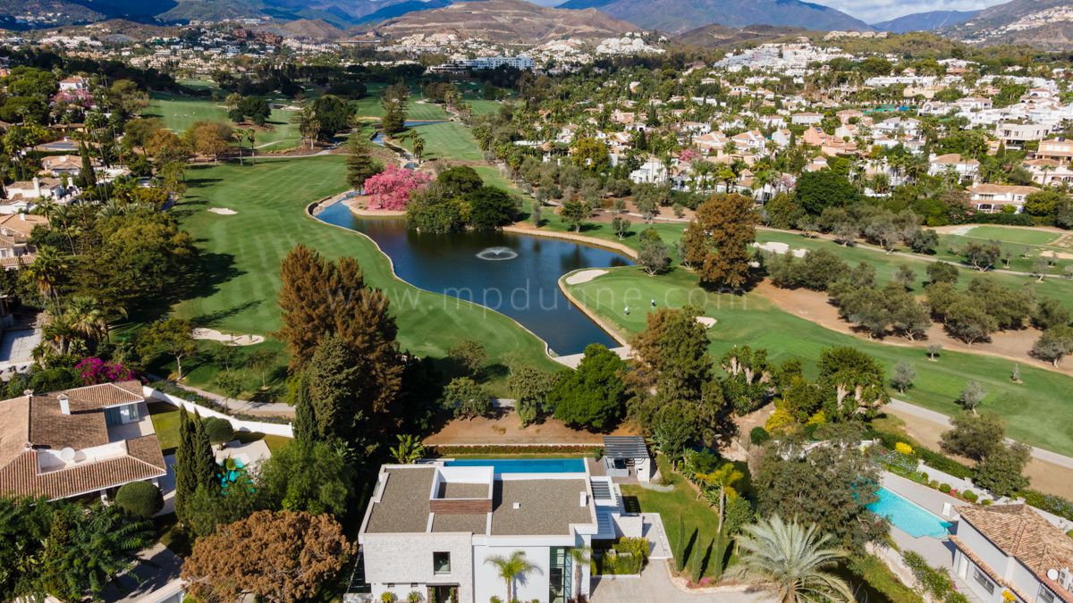 Moderna Villa en Primera Línea de Golf Las Brisas, Marbella