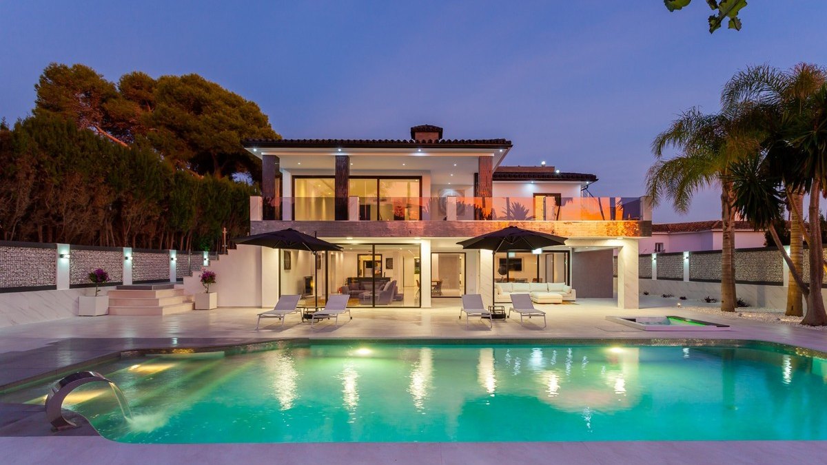 Villa im Verkauf in Los Monteros, Marbella