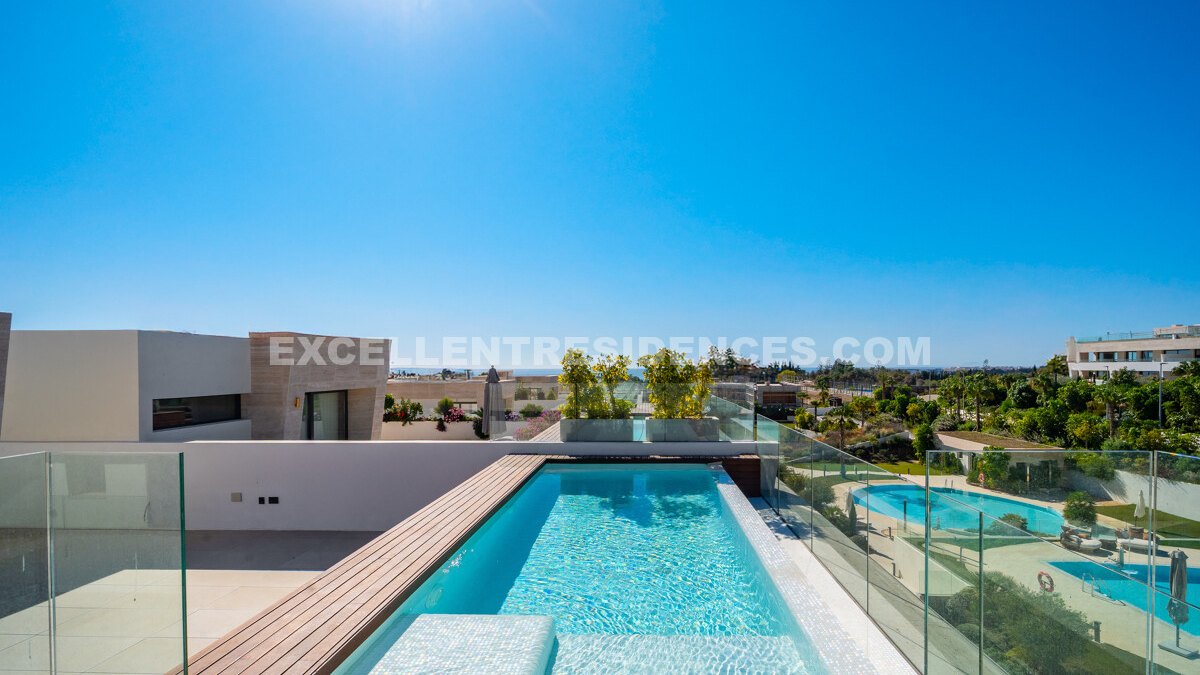 Espectacular ático dúplex Fendi Casa en Milla de Oro de Marbella con piscina privada y vistas panorámicas al mar.