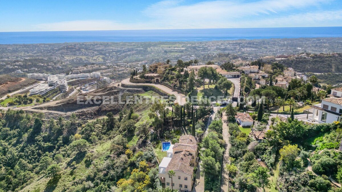 Magnificent 7-bedroom Andalusian villa in prestigious El Madroñal with panoramic sea & mountain views - €3,850,000