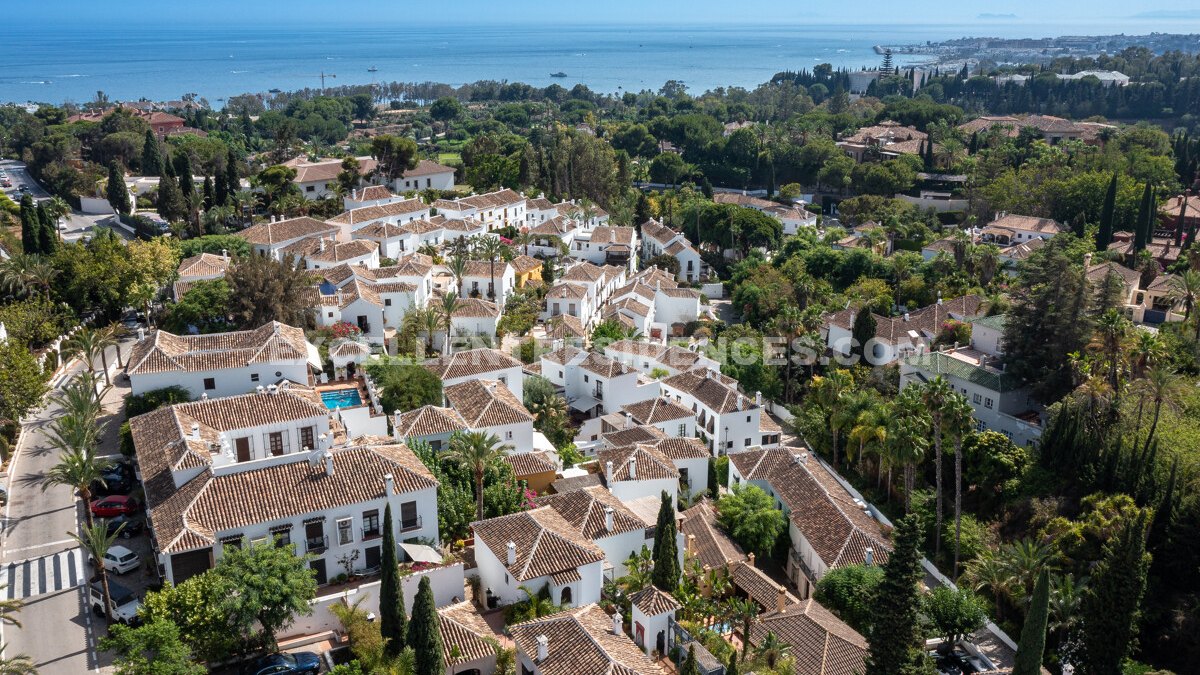 Impresionante casa adosada en exclusivo Lomas de Marbella Club en la Milla de Oro con encanto andaluz tradicional y confort moderno.