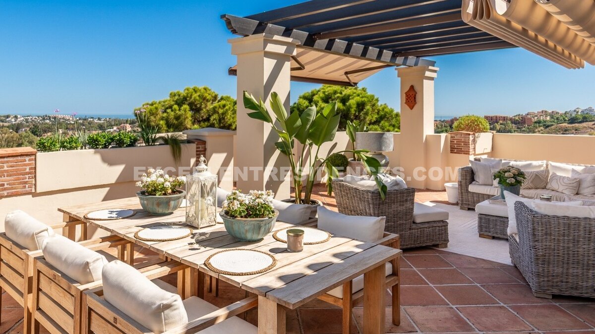 Impresionante ático dúplex en Los Capanes del Golf, Benahavís con terrazas panorámicas y vistas exclusivas al golf.