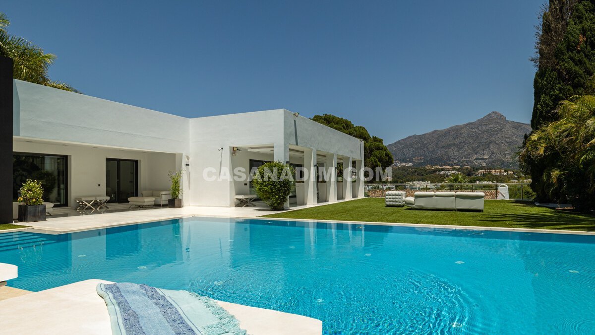 Magnífica villa de 7 dormitorios en el Valle del Golf de Nueva Andalucía con vistas al Golf Las Brisas por €3.650.000