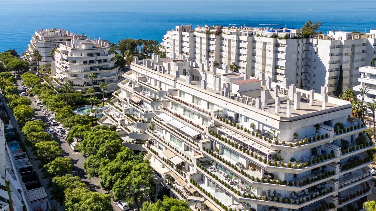 Stunning second-line beach apartment in Marbella's heart with panoramic terrace and La Concha mountain views.