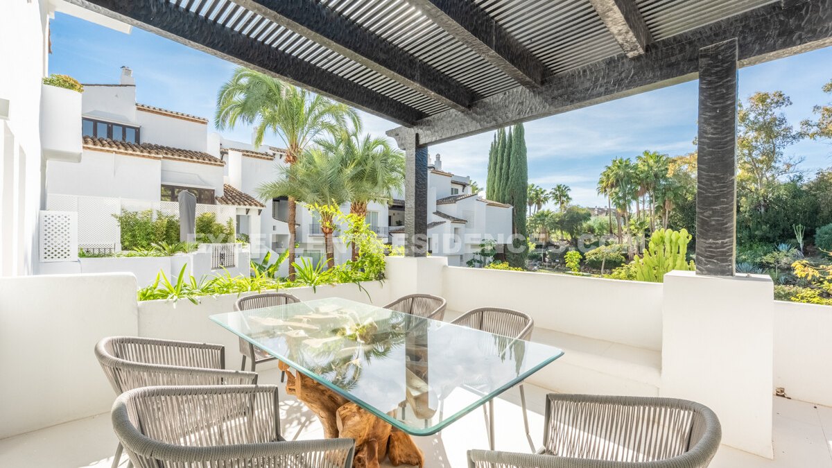 Exquisito apartamento en primera planta en los prestigiosos Jardines Andaluces de Marina Puente Romano.