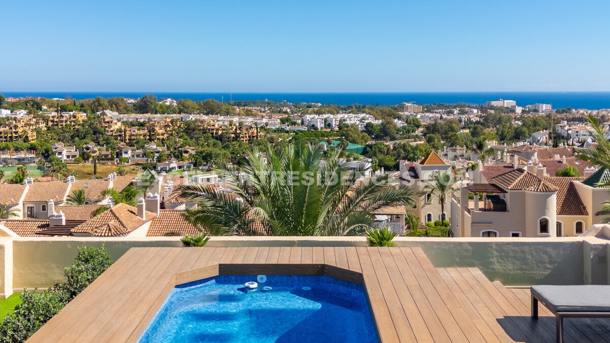 Espectacular ático dúplex en El Paraíso Hills con piscina privada en azotea y vistas panorámicas a la montaña.