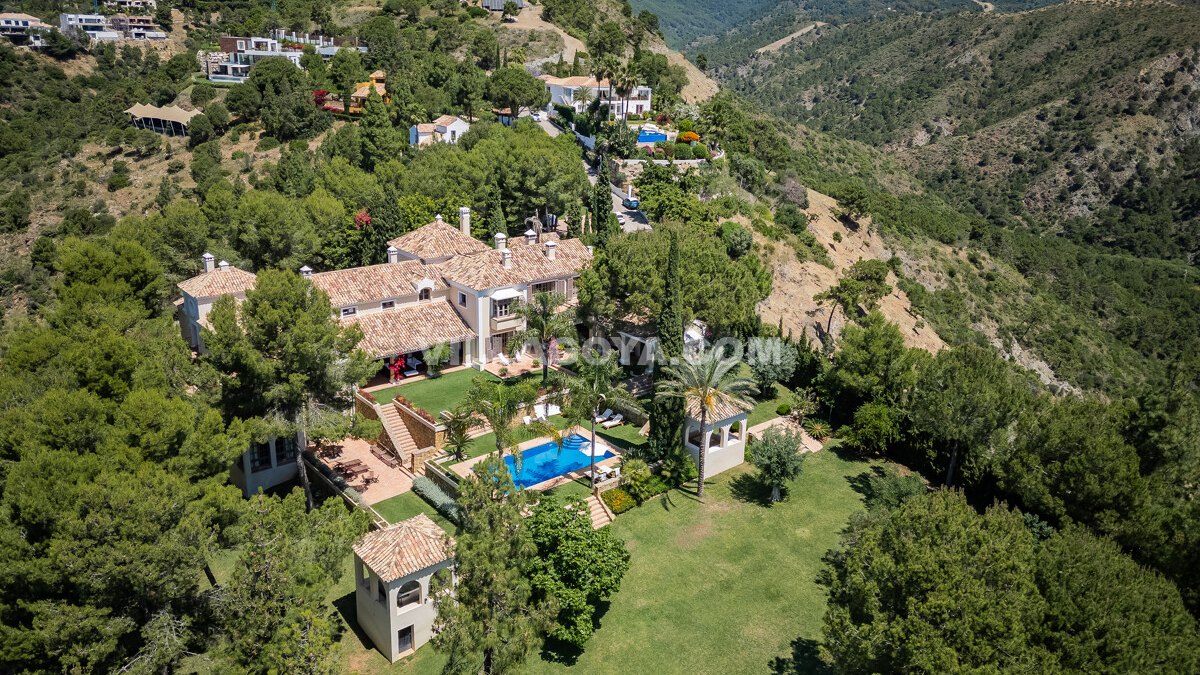 Espectacular villa en El Madroñal con vistas panorámicas al Mediterráneo, pista de tenis privada y 8 dormitorios en 12.481m² exclusivos
