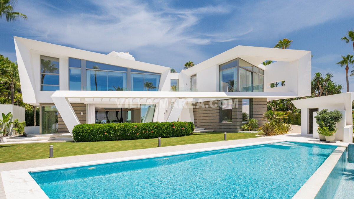 Extraordinaria villa en primera línea de playa en Los Monteros Playa, ofreciendo vida de lujo incomparable con acceso mediterráneo directo.