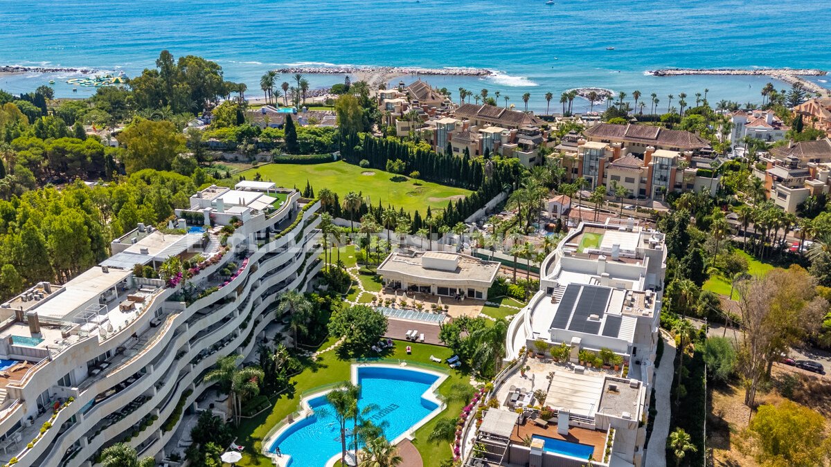 Magnífico ático dúplex en exclusivo Embrujo Banús con terraza de 300m² y vistas panorámicas al Mediterráneo.