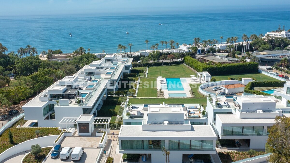 Exceptional 3-bedroom villa on Marbella's Golden Mile with private pool and sea views - €6,350,000