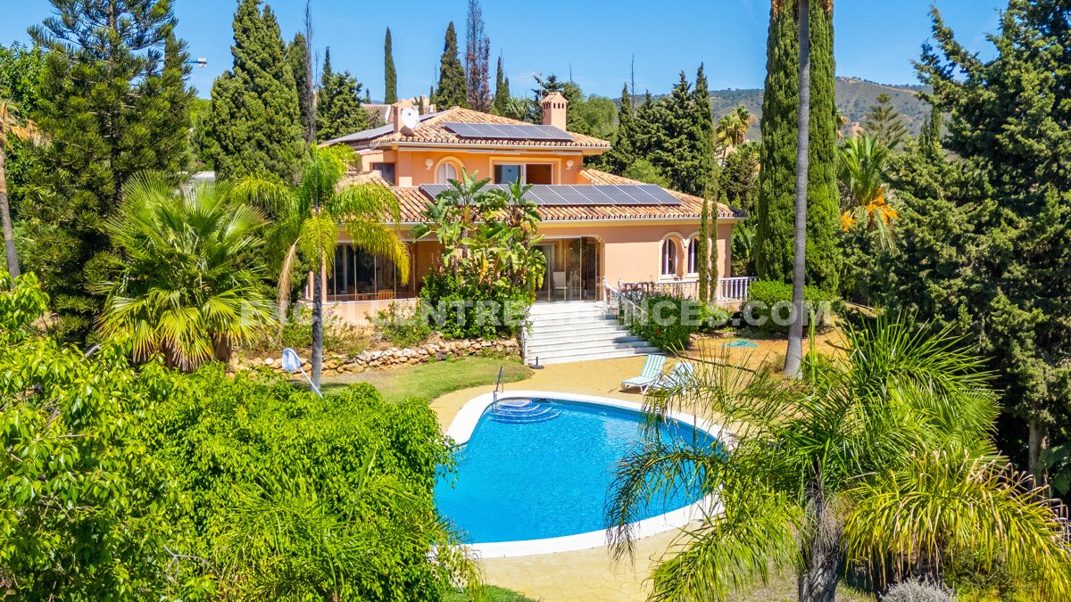 Espectacular villa en Elviria con vistas al mar, jardines maduros y potencial de desarrollo único en parcela de 3.565m²