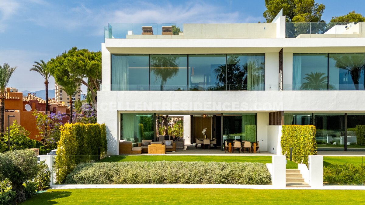 Stunning contemporary villa in Nueva Andalucía with rooftop pool, panoramic Mediterranean views & luxury finishes.