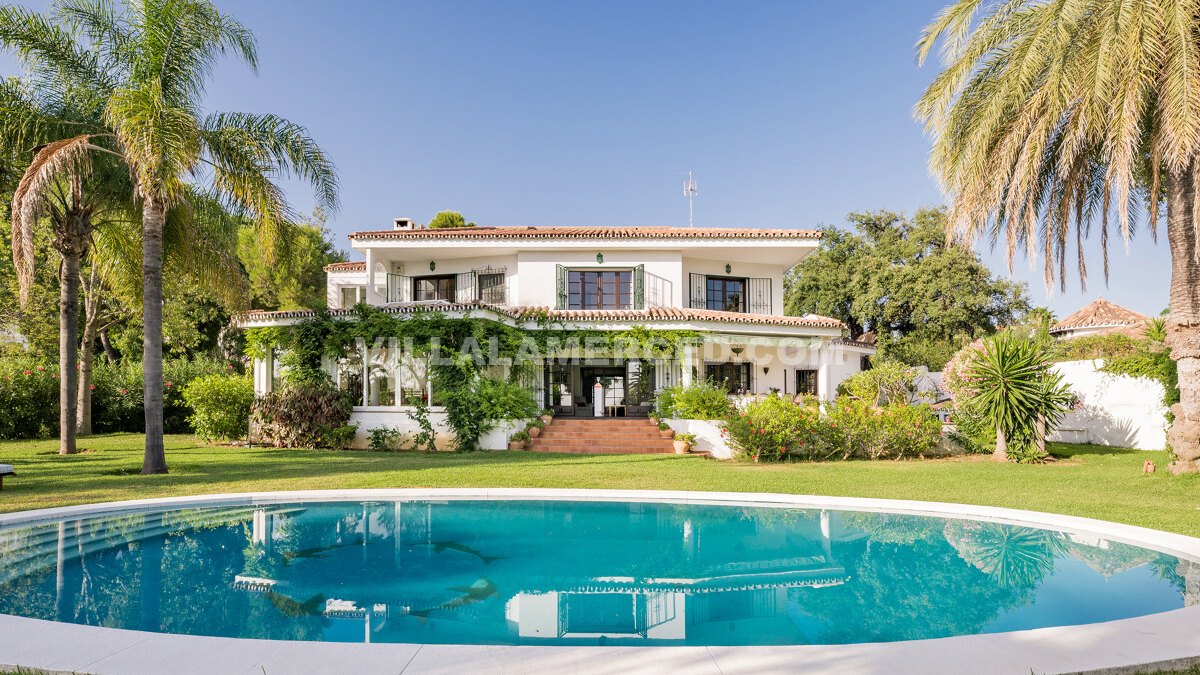 Stunning 4-bedroom villa in La Merced with panoramic sea views, expansive 3,350m² garden and prime Marbella location.