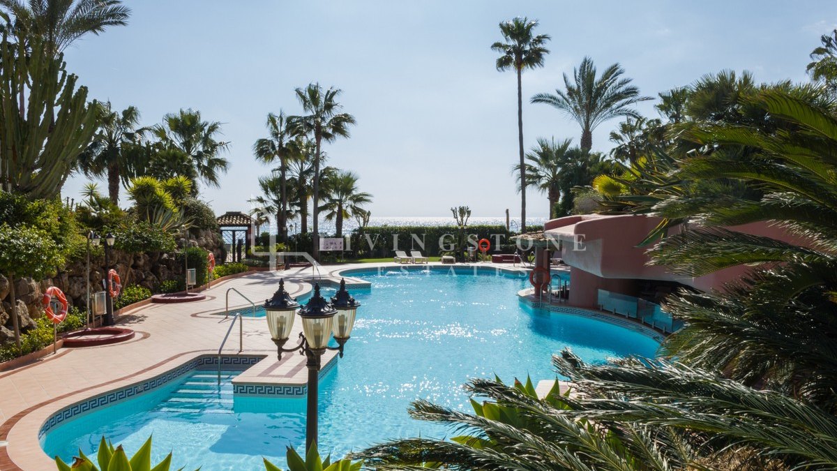 Penthouse for sale in Menara Beach, Estepona East