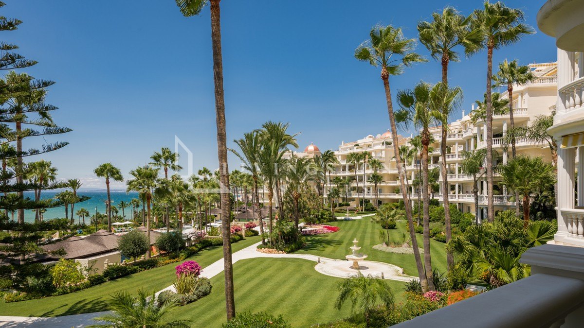 Exceptional fully refurbished 3 bedrooms front line beach apartment in Las Dunas Park on the New Golden Mile