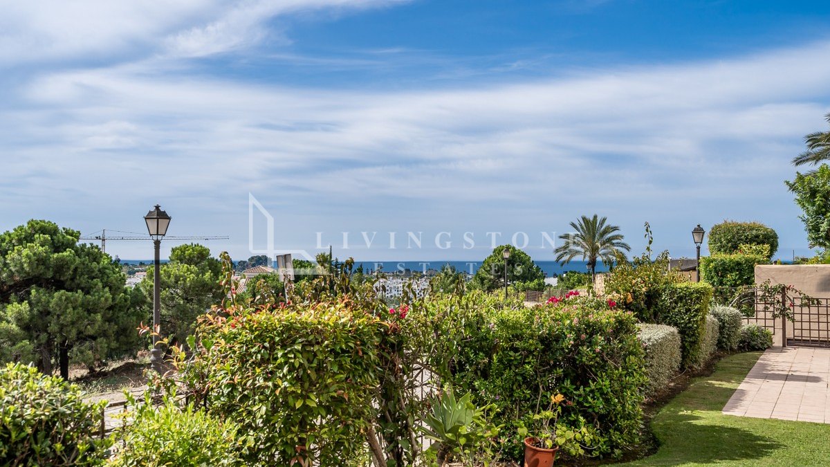 Elegant Ground Floor Apartment with Sea Views in La Resina Golf, Estepona