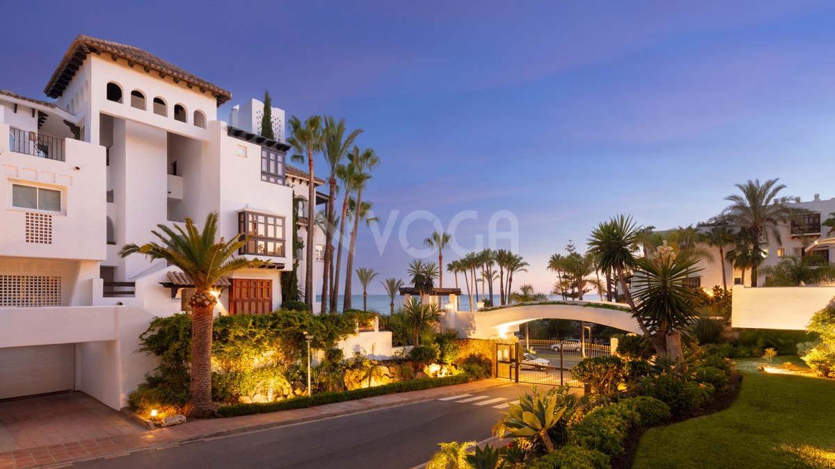 Stylish Modern Apartment with Sea Views in Puente Romano, Marbella Golden Mile