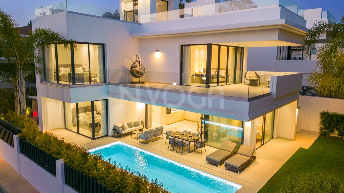 Impressive beachside villa in Rio Verde Playa, Marbella Golden Mile