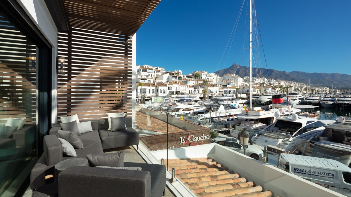 Piso recién reformado en primera línea de playa en Puerto Banús, Marbella