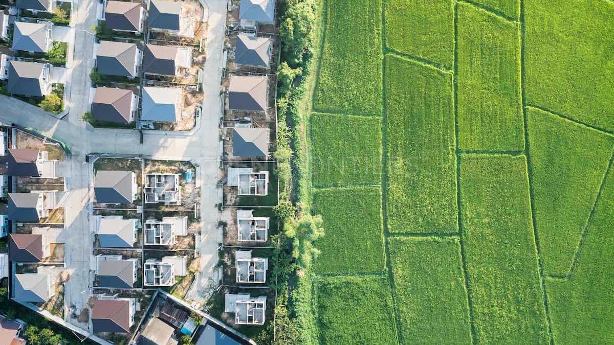 Suelo Urbano vs Urbanizable in Sotogrande: A Buyer & Investor Guide
