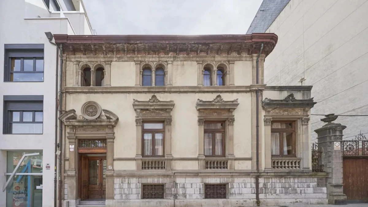 Palacete histórico de 6 dormitorios con detalles de época en La Finca, Pozuelo