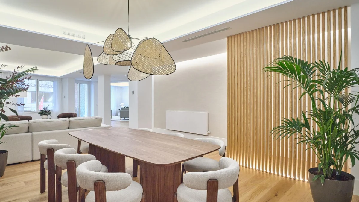 Sunlit 5-bed apartment with terrace on quiet street in Almagro, Chamberí