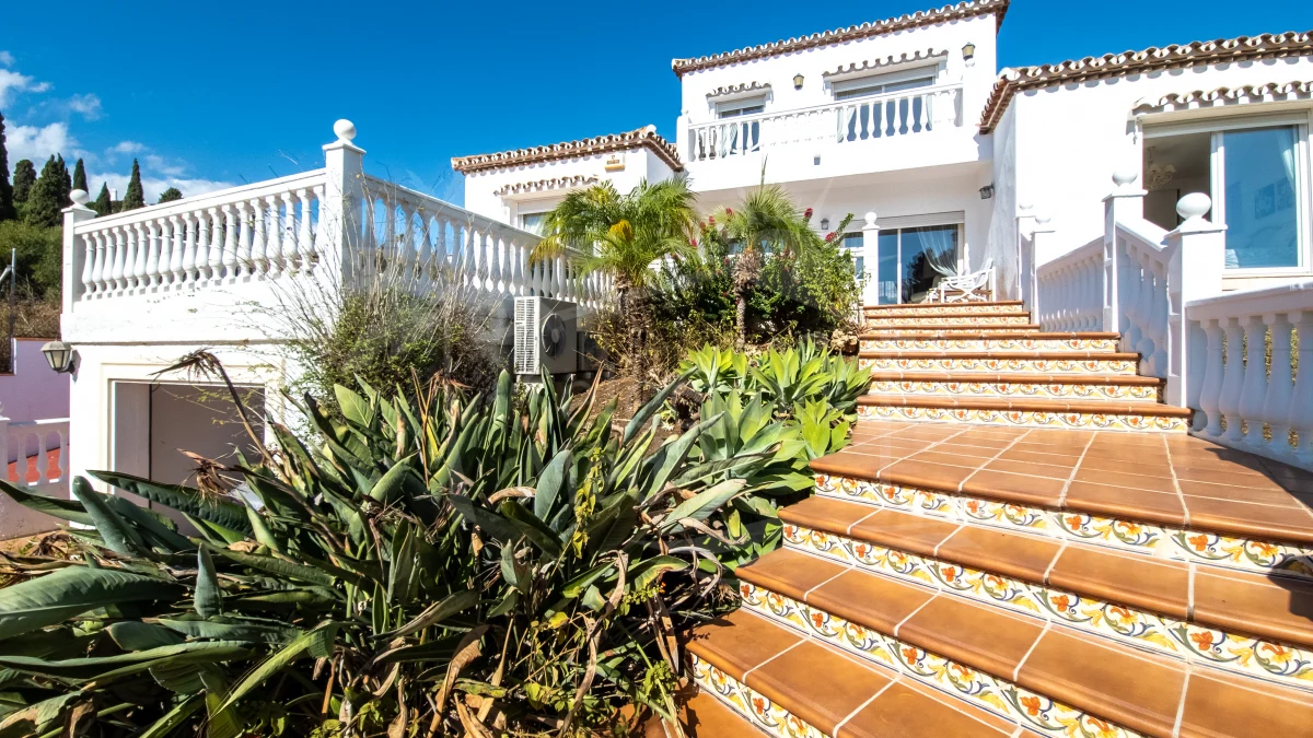 Exclusive five-bedroom villa with golf and sea views in Mijas Golf ...