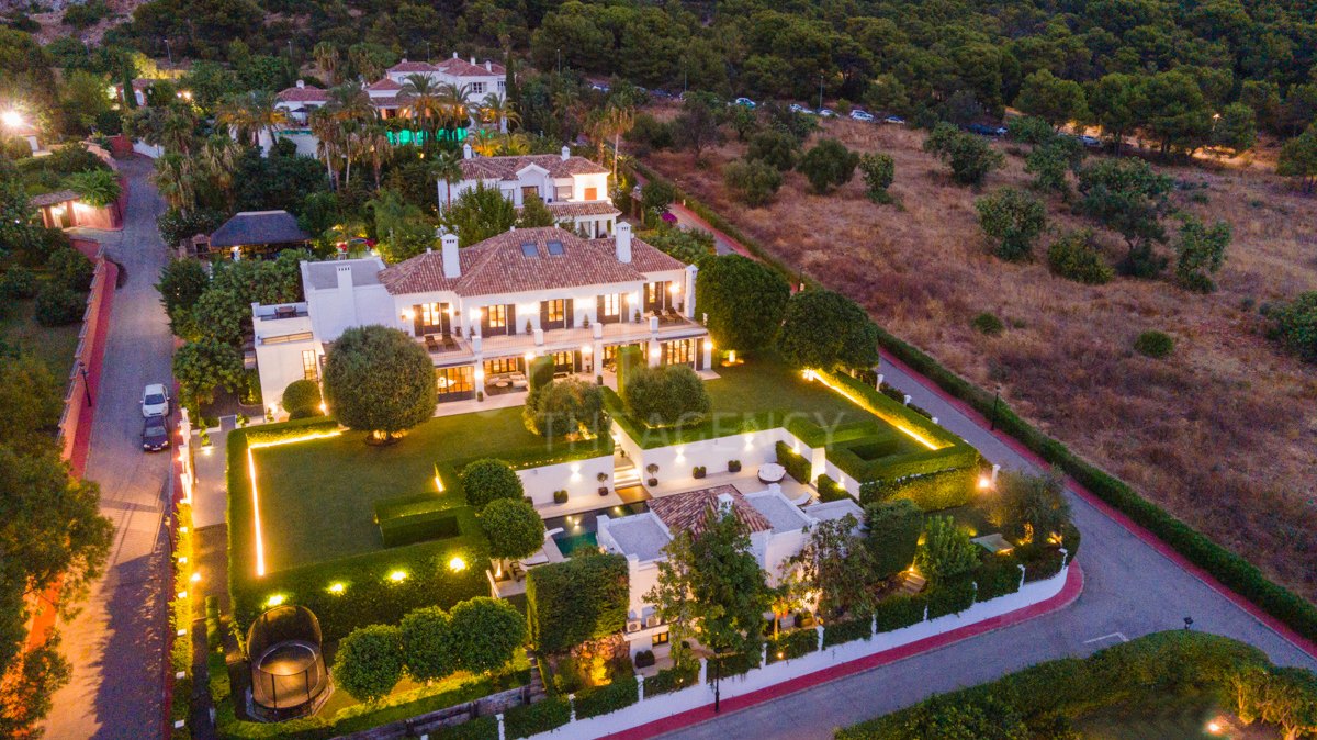 Majestic villa located in one of the best urbanisations in Marbella.