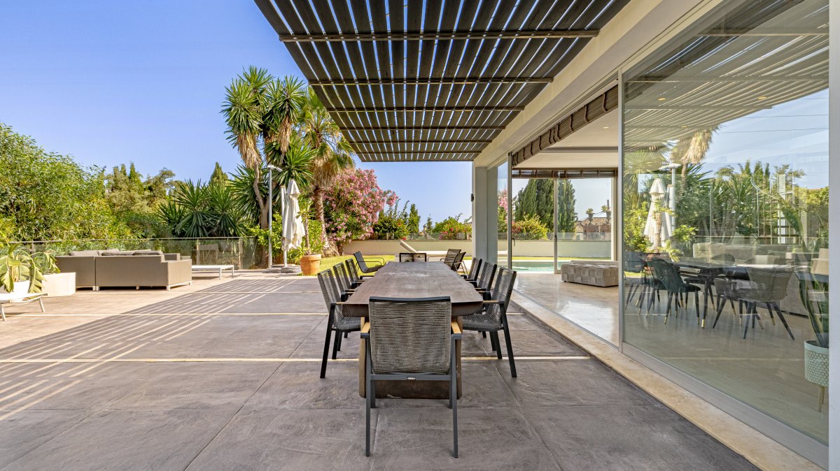 Contemporary villa with heated pool in El Rosario, Marbella East