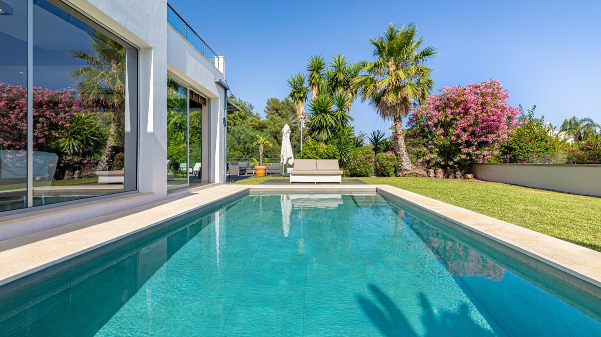 Contemporary villa with heated pool in El Rosario, Marbella East
