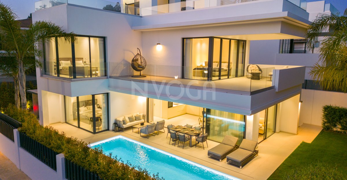 Impresionante villa junto a la playa en Rio Verde Playa, Marbella Milla de Oro