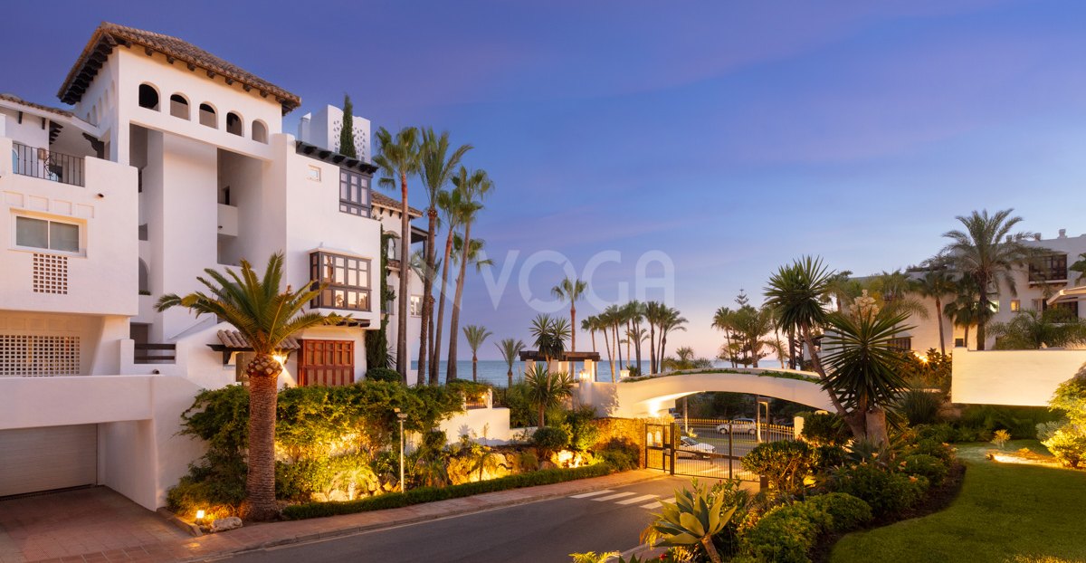 Moderno Apartamento con Vistas al Mar en Puente Romano, Marbella Golden Mile