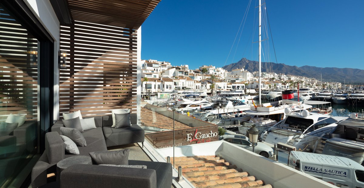 Frontline Marina Luxury Apartment in Puerto Banús