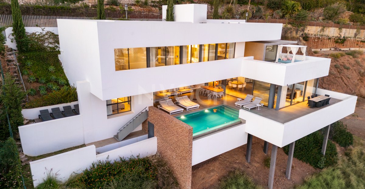 Lujosa Villa Moderna en el Prestigioso El Herrojo Alto