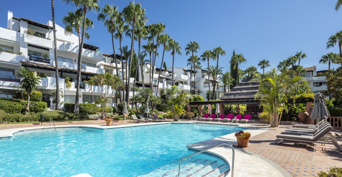 Apartamento de Planta Baja Totalmente Renovado en la Exclusiva Zona Resort de Puente Romano