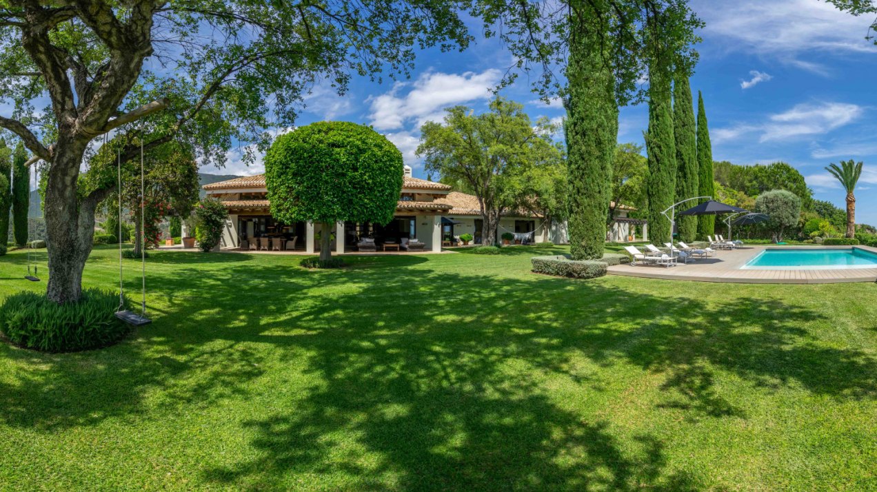 Huge family home in privileged residential area of La Zagaleta, Benahavis
