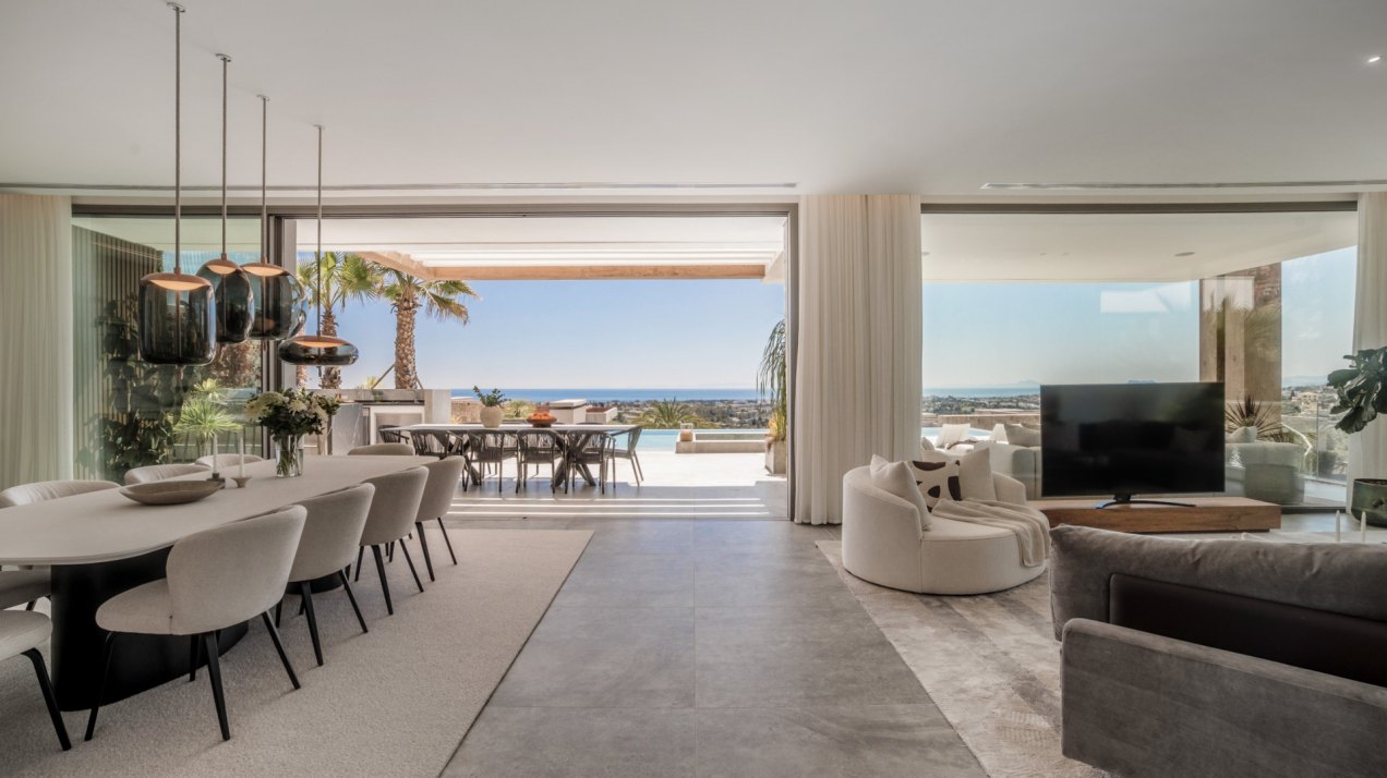 A newly contemporary luxury villa with panoramic sea views in La Quinta, Benahavís