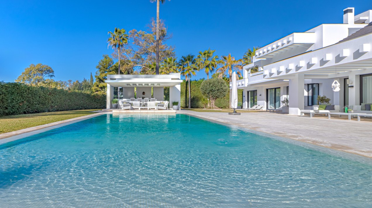 Contemporary luxury villa with expansive plot and refined Mediterranean living in Guadalmina Baja, Marbella