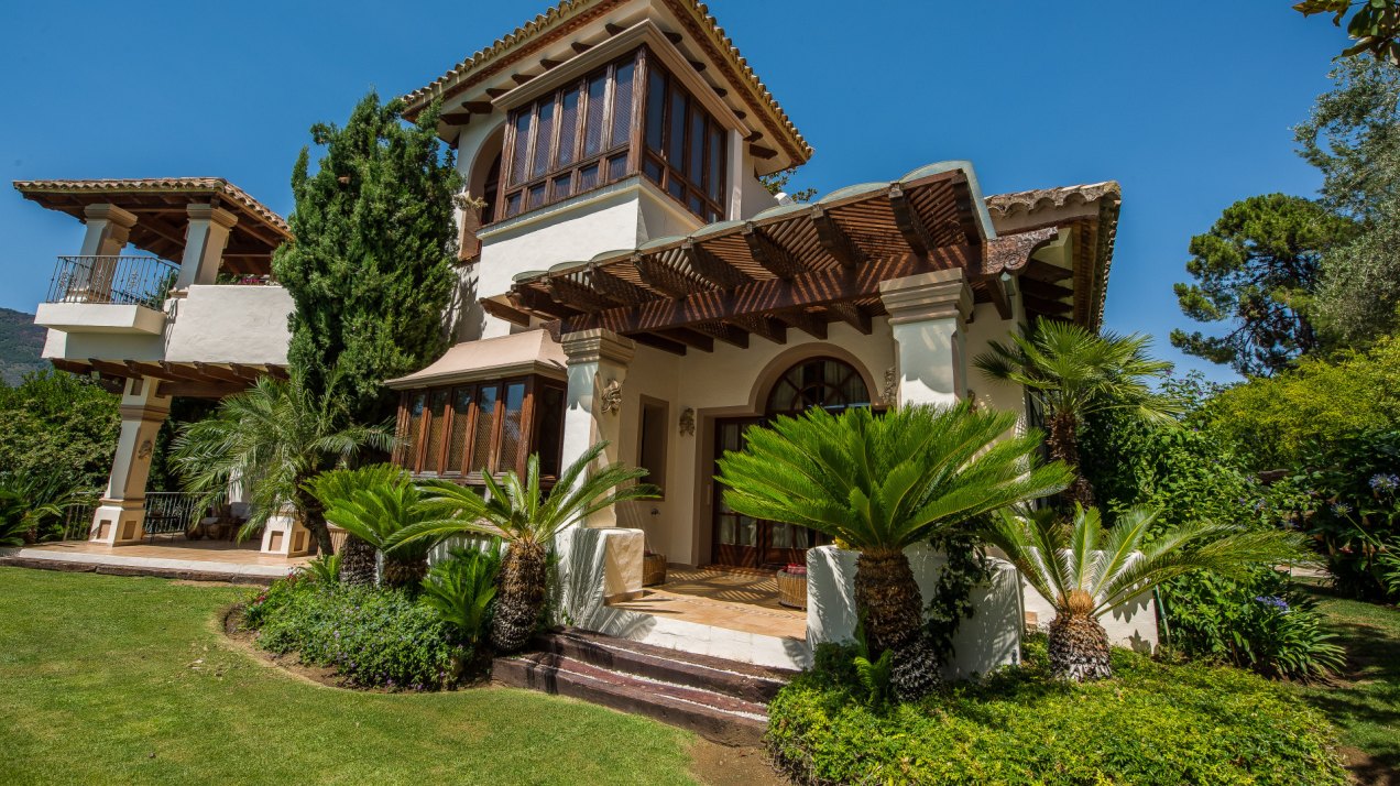 Classic beauty and comfort in a villa in the mountains of La Zagaleta, Benahavis