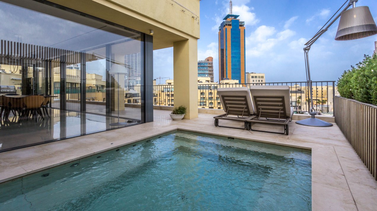 Luxury seafront penthouse for sale in Portomaso | Malta
