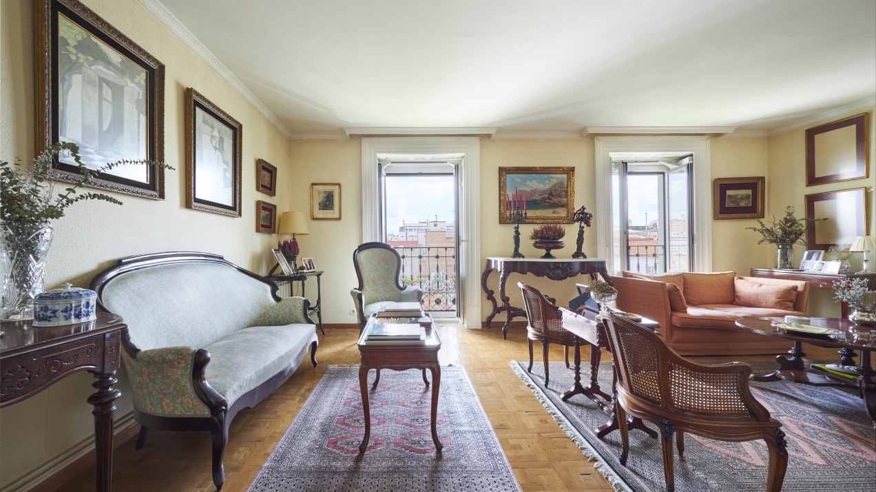 Apartment for sale in Recoletos, Salamanca | Penthouse to Renovate in a classic building in Recoletos