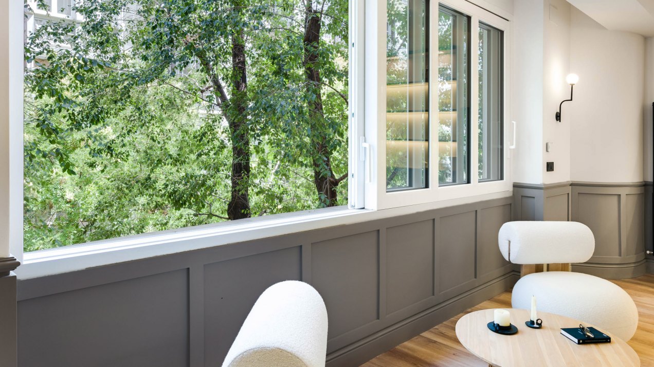Amazing apartment with large windows and views of one of the most exclusive streets in Madrid in the Recoletos neighborhood