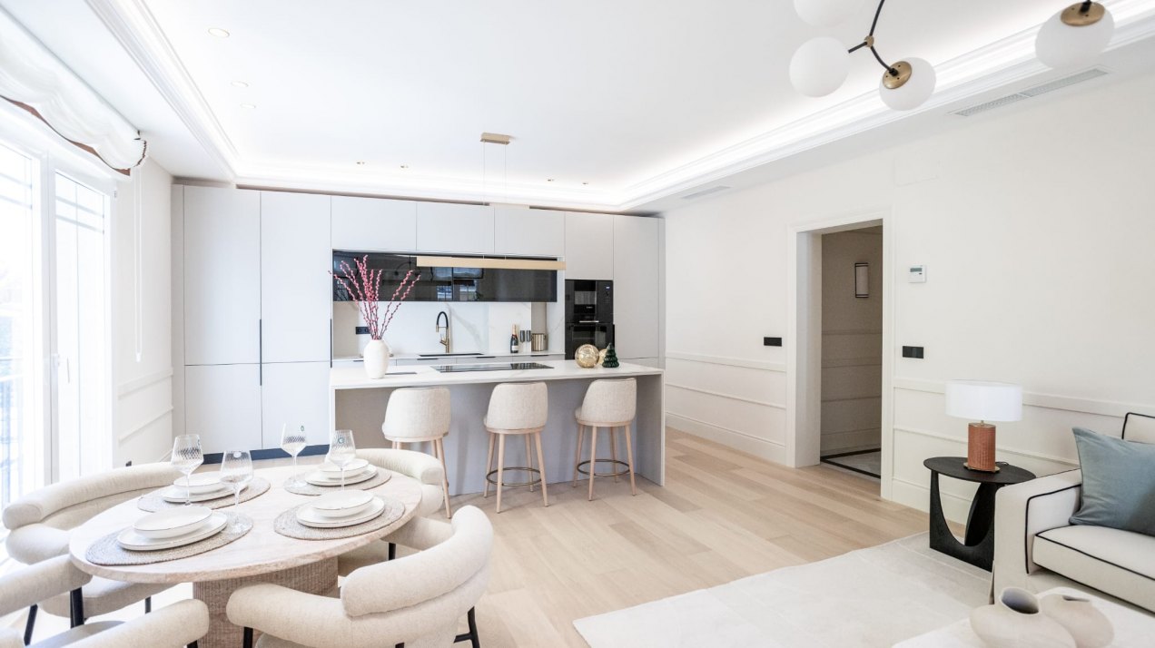 Elegant luxury apartment on Velazquez Street with balconies and exclusive design