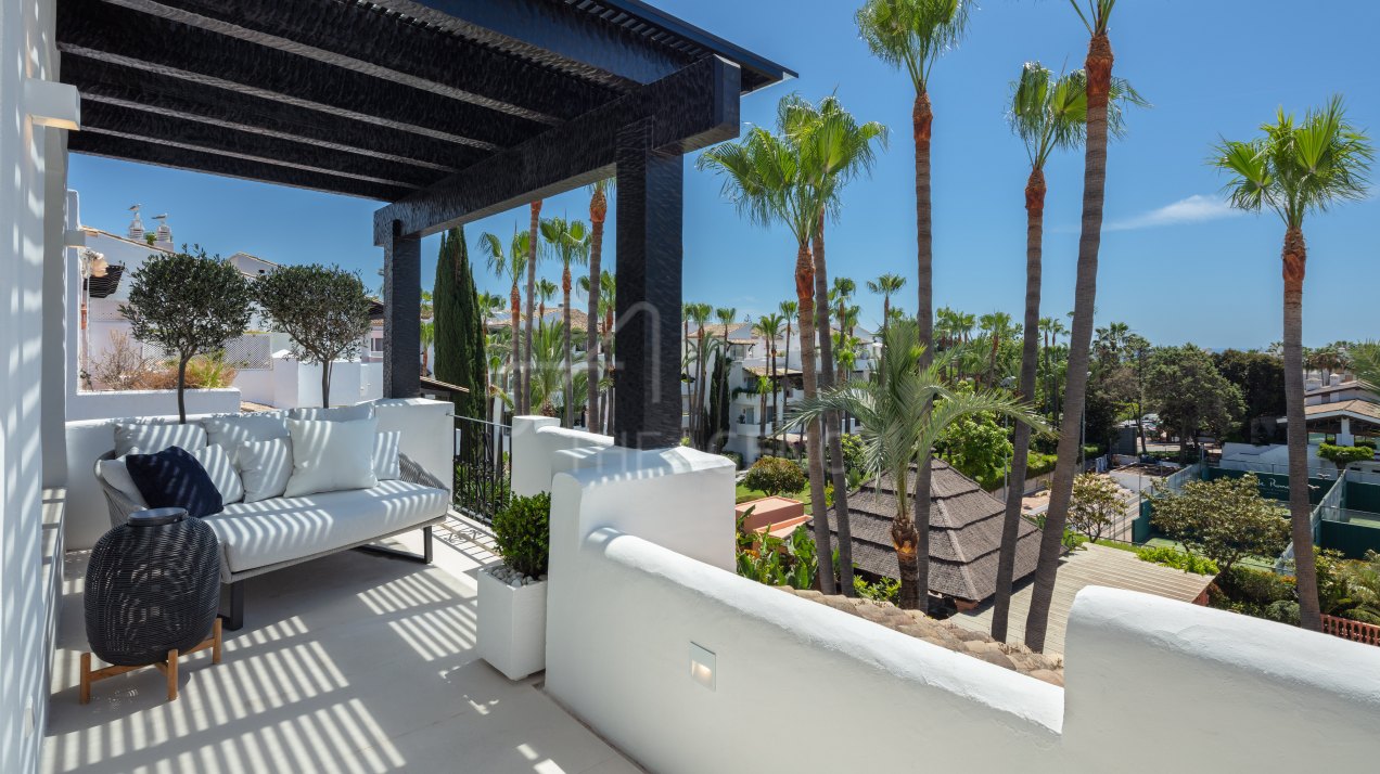 Three-bedroom duplex penthouse in Marina de Puente Romano, Marbella.