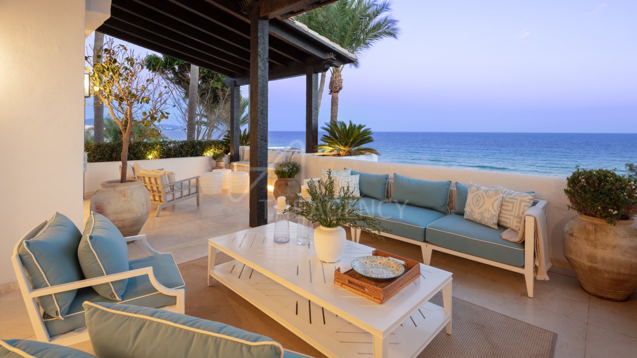 Beautiful duplex apartment on the frontline beach in Marina de Puente Romano, Marbella.