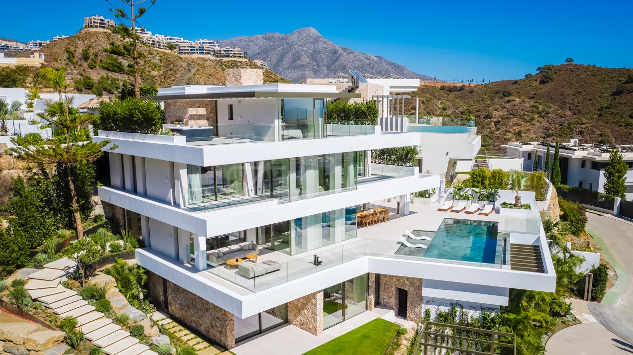 One of a kind front line golf villa with panoramic views in Lomas de la Quinta, Benahavis.