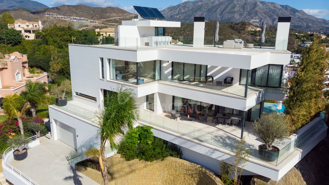 Modern five-bedroom villa in La Quinta, Benahavis.