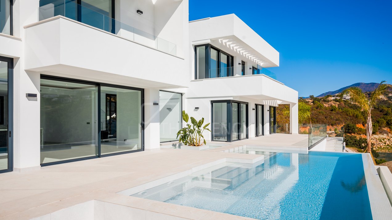 Brand new modern villa offering panoramic sea and golf views in Monte Mayor, Benahavis